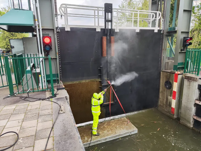 Je bekijkt nu Reinigen sluis Provincie Overijssel