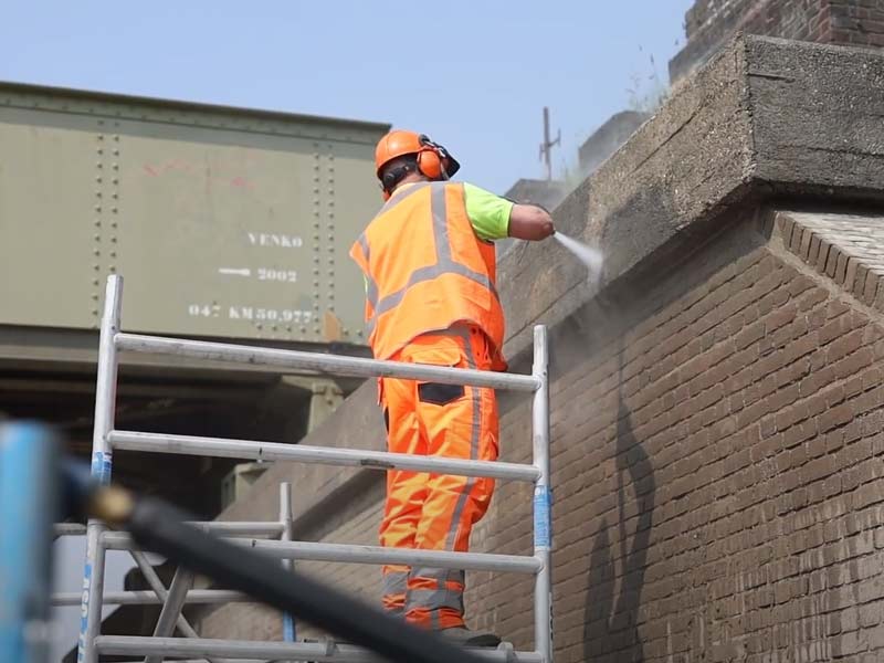 Je bekijkt nu Reiniging en onderhoud spoorbrug Ravenstijn