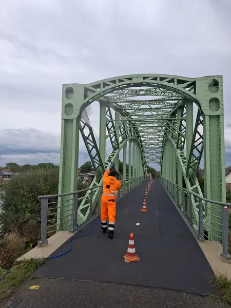 Reiniging fietsbrug (voormalige spoorbrug) Midden-Delfland
