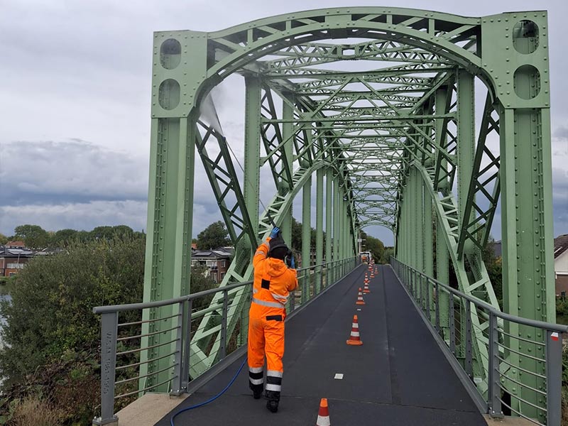 Lees meer over het artikel Reiniging fietsbrug (voormalige spoorbrug) Midden-Delfland