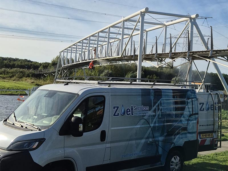 Lees meer over het artikel Brug reinigen met rope access Lelystad