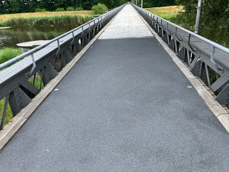 Fietsbrug reinigen en slijtlaag aanbrengen Waalwijk